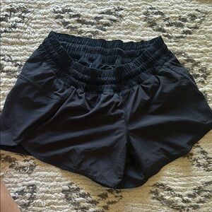Lululemon Women's tracker Athletic Shorts, mid rise size 6